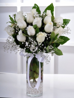 vazoda beyaz güller