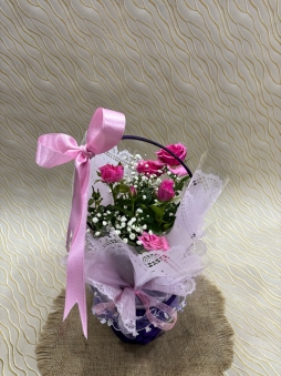 Hasır Sepette pembe gül 