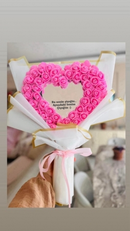 Lateks Güllü Aynalı Kalpli Çiçek Buketi Pembe